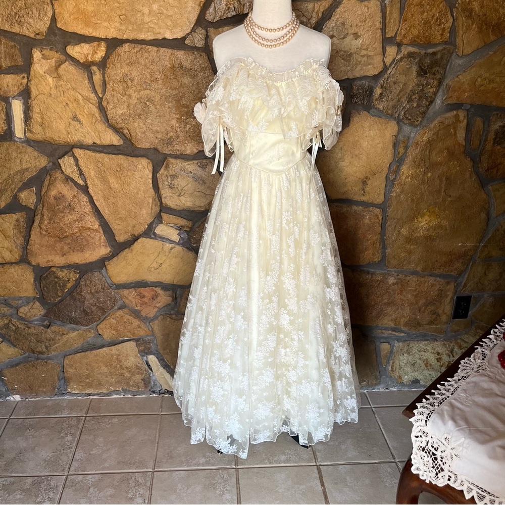 Elegant Cream Lace Wedding Dress